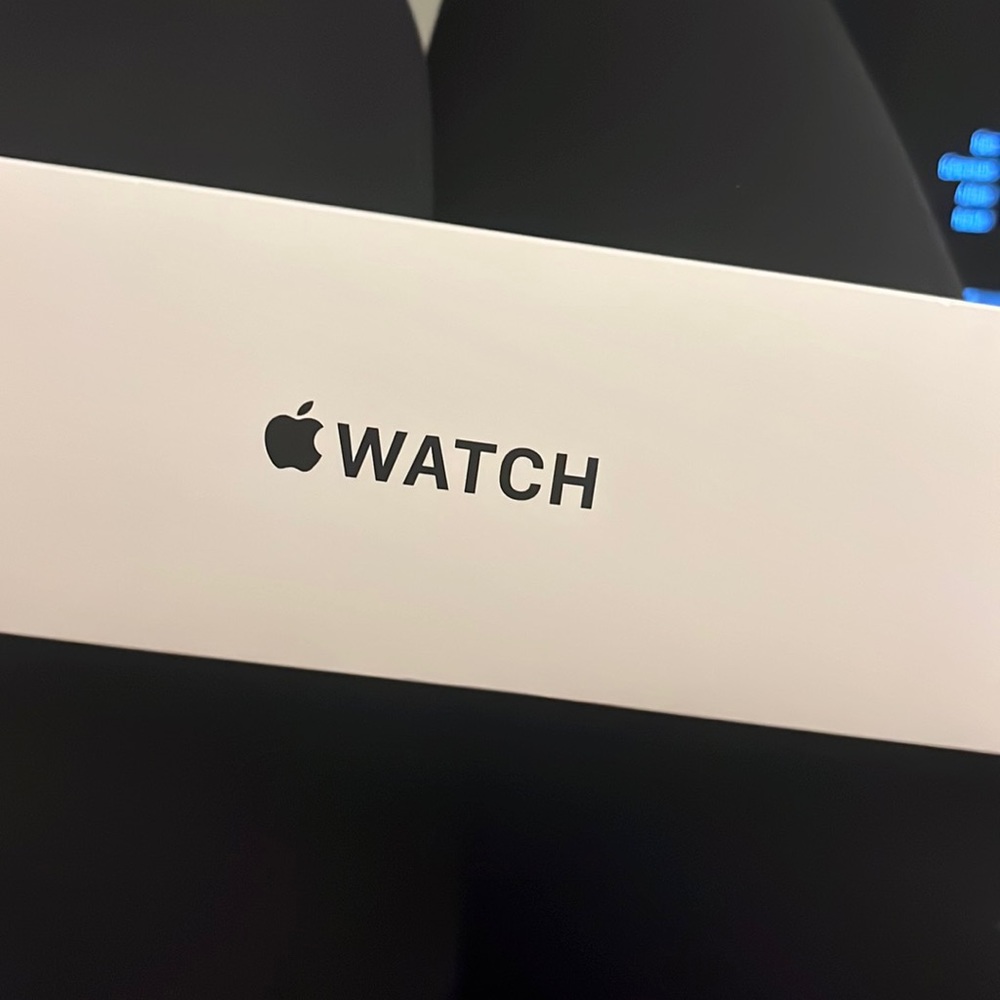NIB Apple Watch SE gold aluminum with starlight sport band